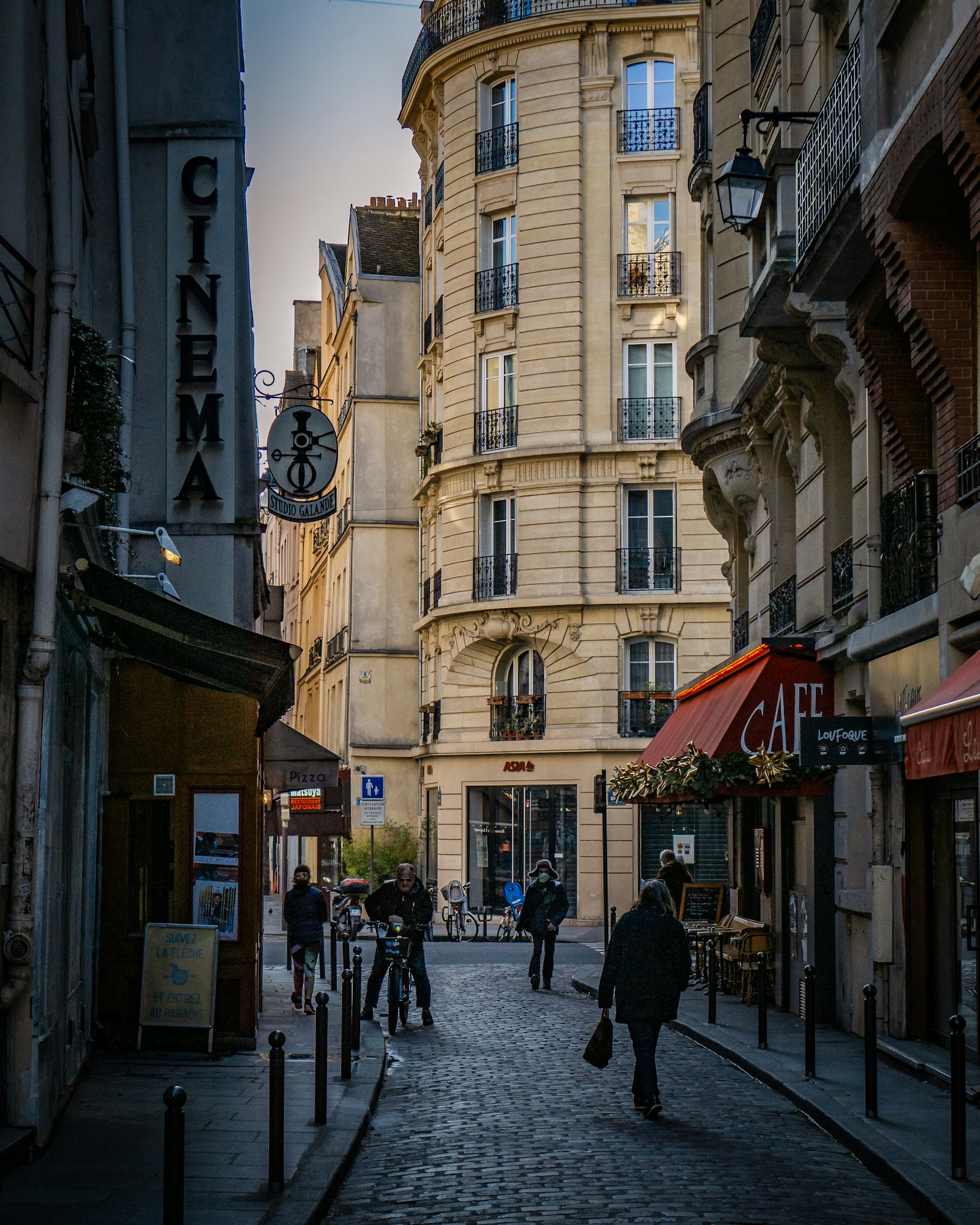 Rue parisienne bordée d'immeubles haussmanniens